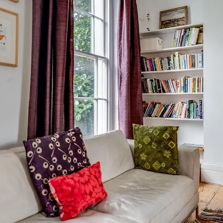 Bright Two Bedroom Apartment Near Vibrant Camden Town London Exterior photo
