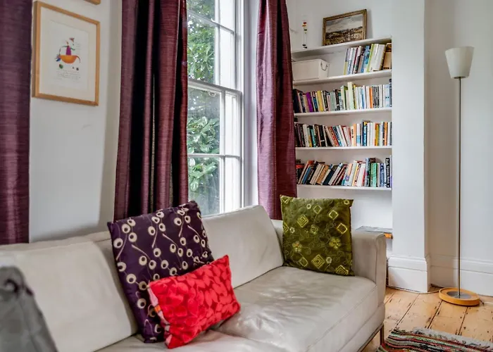 Bright Two Bedroom Apartment Near Vibrant Camden Town
